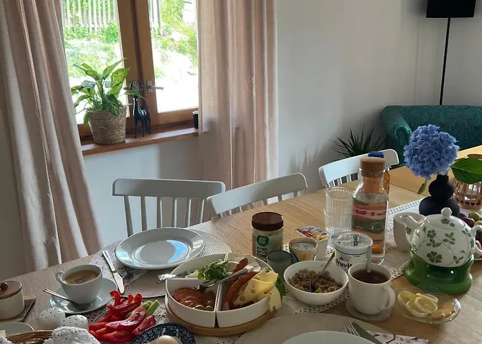 Dom W Sadzie Frydrychowka בית אירוח